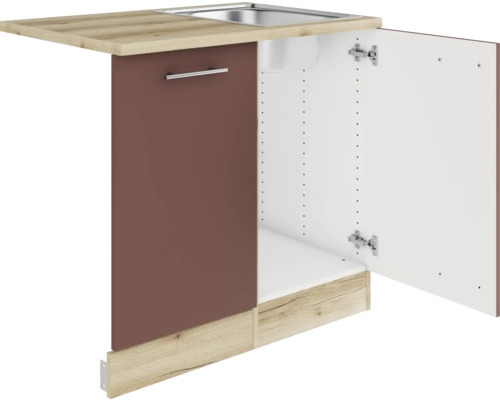 Évier de cuisine avec meuble bas et porte ouverte
