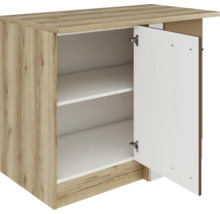 Meuble bas avec porte ouverte et deux étagères