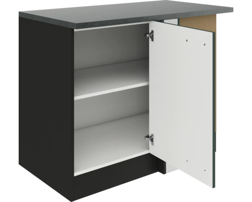 Meuble bas avec porte ouverte et étagères