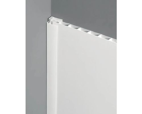 Kunststoffpaneel an einer Ecke montiert