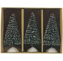 Trois sapins de Noël décoratifs dans une boîte