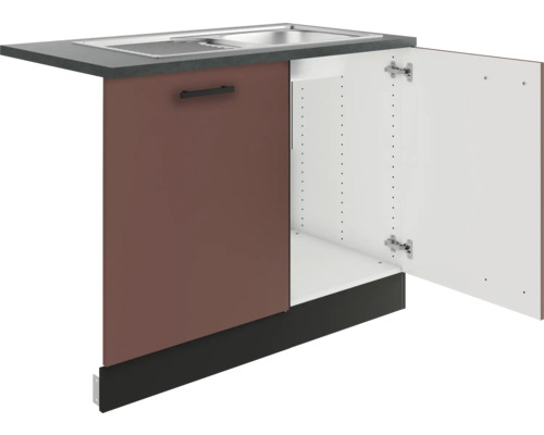 Évier de cuisine avec meuble bas et porte ouverte