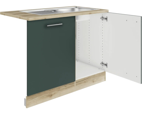 Évier de cuisine avec meuble bas et porte ouverte