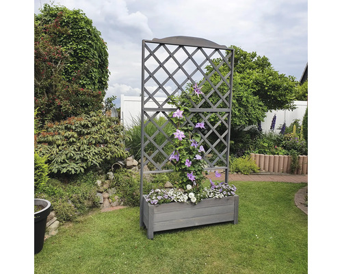 Jardinière en bois avec treillis dans le jardin