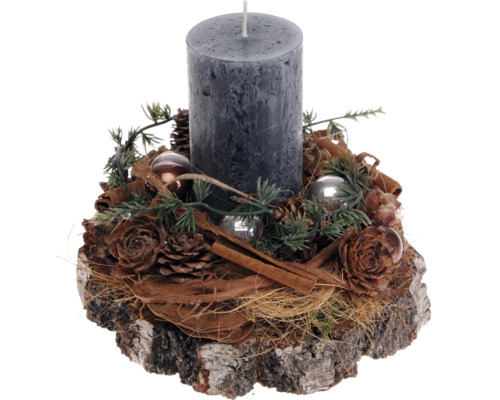 Adventsgesteck Tischgesteck Ø 19 cm H 17 cm Birkenholzscheibe inkl. 1 Rustik Kerze anthrazit Dekoratives Kerzenarrangement mit grauer Stumpenkerze, Tannenzapfen und Zimtstangen auf Holzsockel