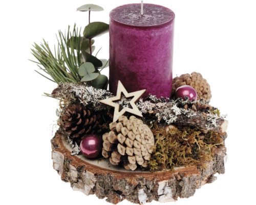 Adventsgesteck Tischgesteck Ø 19 cm H ca. 17 cm Birkenscheibe inkl. 1 Trendkerze brombeer Dekoration mit Stumpenkerze, Stern, Zapfen und Grün auf einem Baumstammsockel