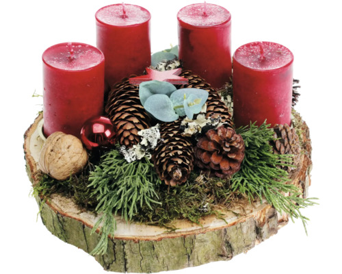 Adventsgesteck Tischgesteck Ø 27 cm H ca. 12 cm Birkenscheibe inkl. 4 Trend Kerzen rot Adventskranz mit vier Kerzen, Tannenzapfen und Dekoration auf einem Holztablett