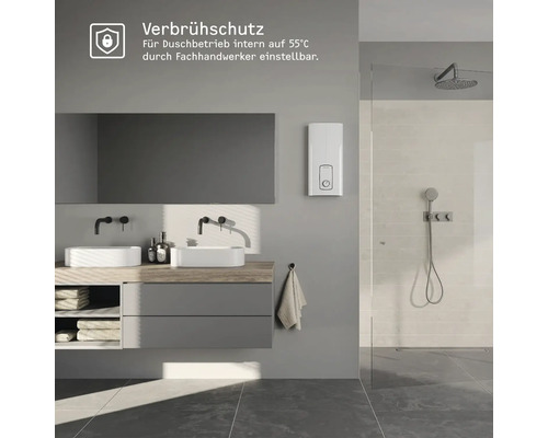 Modernes Badezimmer mit Doppelwaschbecken, Spiegel, Dusche und elektronischem Durchlauferhitzer