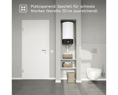 Kompakter Warmwasserbereiter in einem schmalen Badezimmer mit Toilette und Aufbewahrungskörben