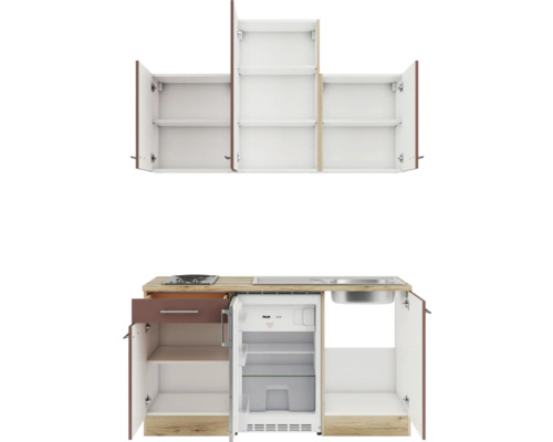 Cuisine équipée avec évier, plaque de cuisson, réfrigérateur et éléments hauts