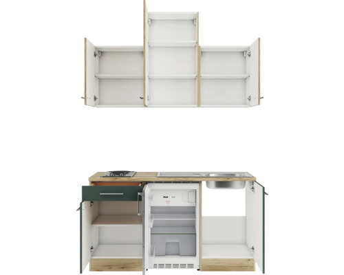 Einbauküche mit Schränken, Spüle und Kühlschrank