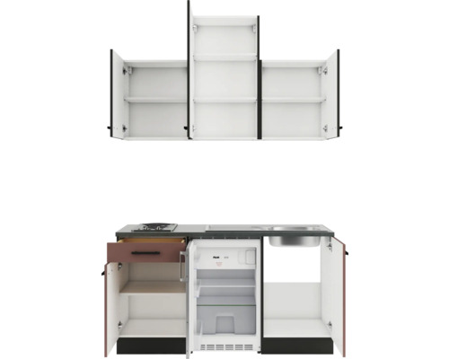 Einbauküchenzeile mit Hängeschränken, Spüle, Kühlschrank und Kochfeld.