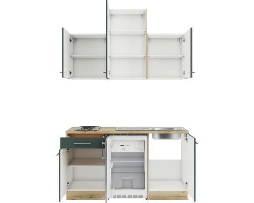 Cuisine compacte avec évier, plaque de cuisson, réfrigérateur et placards hauts avec portes ouvertes.