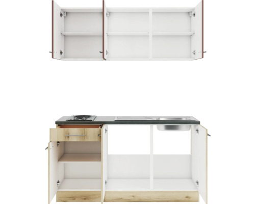 Cuisine équipée avec éléments hauts, évier et plaque de cuisson