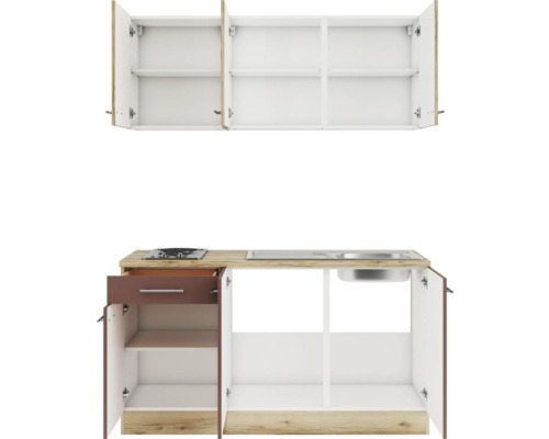 Küchenzeile mit offenen Schränken und Kochfeld