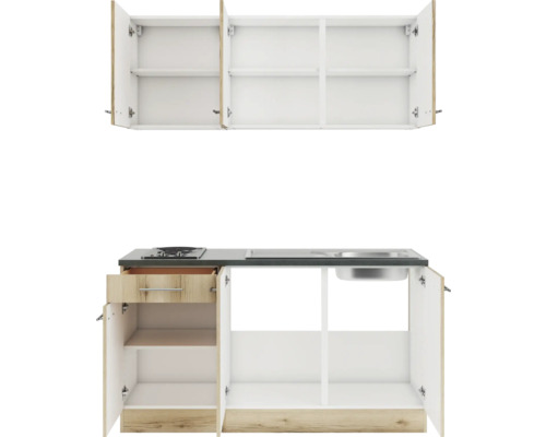 Cuisine équipée avec éléments hauts, plaque de cuisson et évier