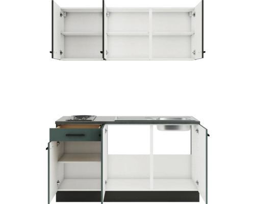 Küchenzeile mit offenen Schränken und Regalen