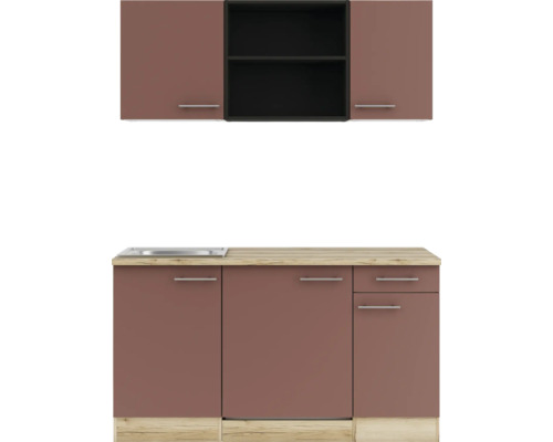 Küchenzeile mit Spüle, Schränken und Regalen zur Kücheneinrichtung