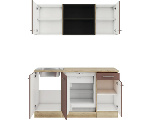 Kompakte Küche mit Spüle, Kühlschrank, Schublade und offenen Schrankfächern