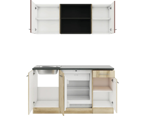 Küchenzeile mit Spüle, Kühlschrank, Schublade und offenen Schränken