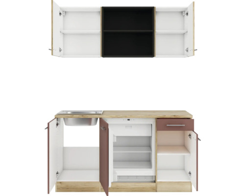 Cuisine équipée avec évier, réfrigérateur, tiroir et compartiments de rangement ouverts