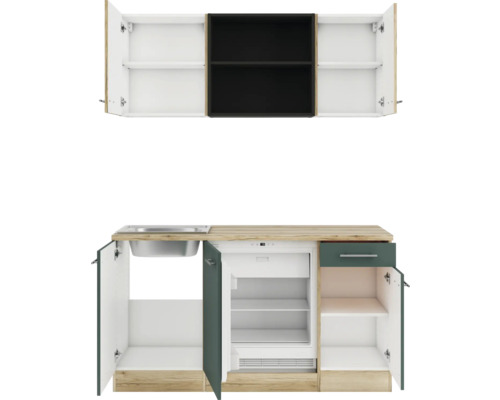 Küchenzeile mit Spüle, Kühlschrank und Hängeschrank