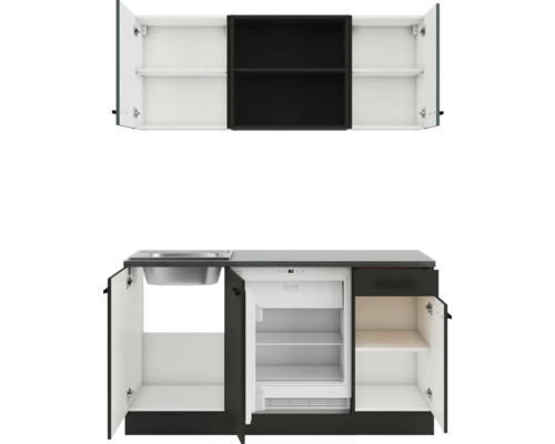 Kleine Küche mit Spüle, Kühlschrank und Hängeschrank zur Küchenaufbewahrung