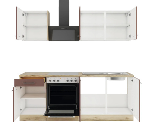 Cuisine avec éléments hauts, hotte, évier et cuisinière