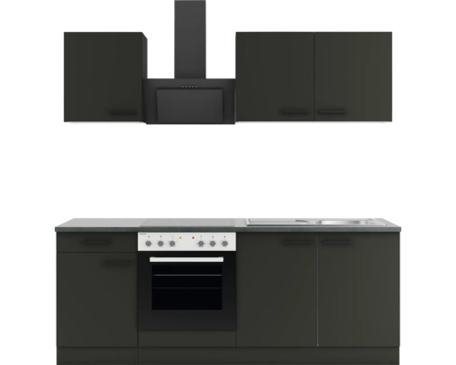 Cuisine équipée avec éléments hauts, hotte aspirante, cuisinière et évier