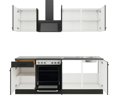 Cuisine équipée avec éléments hauts, hotte aspirante, cuisinière et évier.