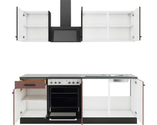 Küchenzeile mit Hängeschränken, Dunstabzugshaube, Herd und Spüle