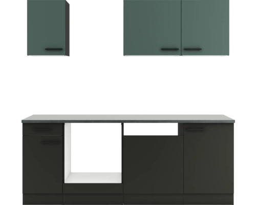 Küchenzeile mit Hängeschränken und Arbeitsplatte