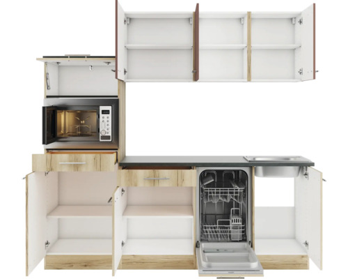 Küchenzeile mit Spüle, Spülmaschine, Mikrowelle und offenen Schränken