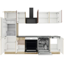 Küchenzeile mit Kühlschrank, Spülmaschine, Herd und Dunstabzugshaube.