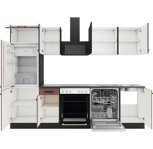 Küchenzeile mit Hängeschränken, Dunstabzugshaube, Kühlschrank, Herd, Spülmaschine und Spüle