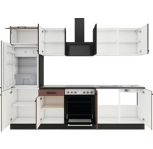 Küchenzeile mit Kühlschrank, Dunstabzugshaube, Spüle und Backofen