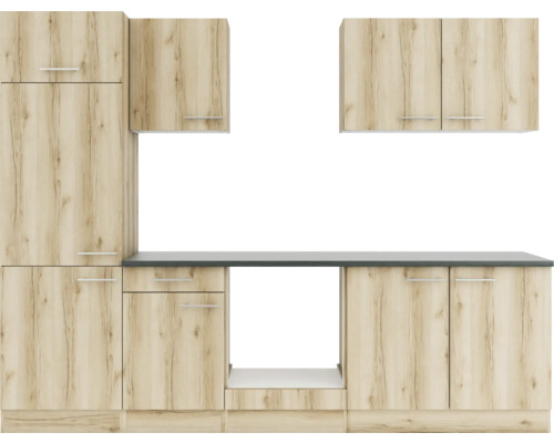 Küchenzeile mit Hängeschränken und Arbeitsplatte