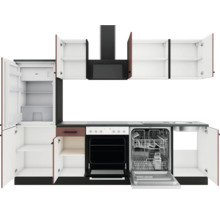 Küchenzeile mit Kühlschrank, Spülmaschine, Herd, Dunstabzugshaube und Schränken