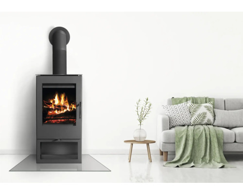 Poêle à bois avec feu dans un salon