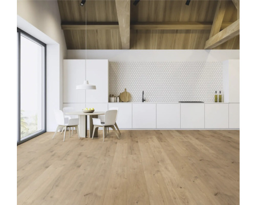 Heller Küchenraum mit Holzboden, Esstisch und weißen Küchenschränken.