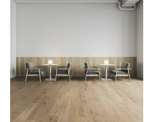 Cafeteria mit Tischen, Stühlen und Beleuchtung