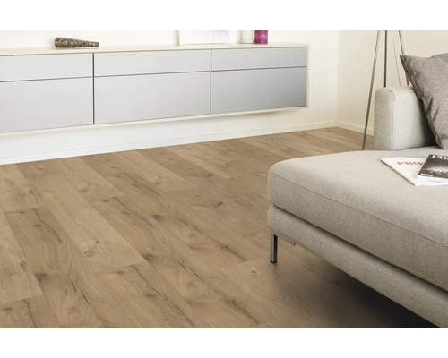 Wohnzimmer mit Laminatboden, Sofa und weißen Schränken