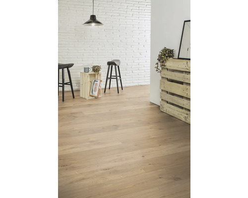 Heller Raum mit Holzboden, Barhockern und dekorativer Wand