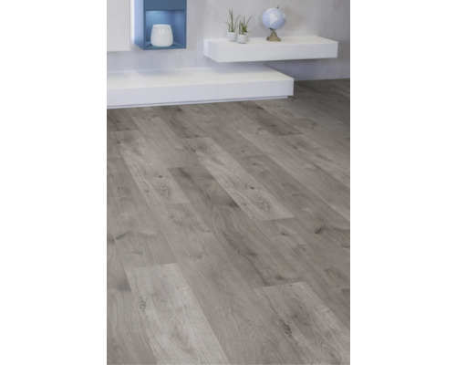 Heller Laminatboden mit Holzoptik in einem modern eingerichteten Raum.