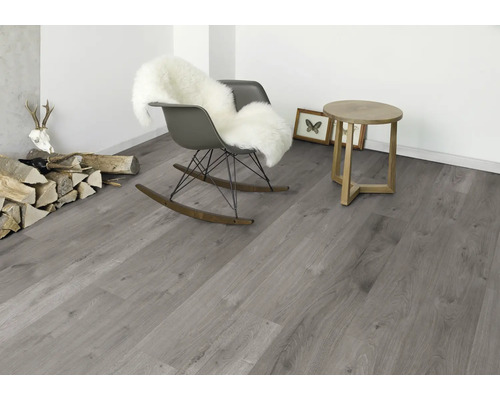 Einrichtungsidee mit Laminatboden, Schaukelstuhl und Beistelltisch