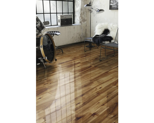 Helles Zimmer mit Holzboden, Schlagzeug und Stuhl