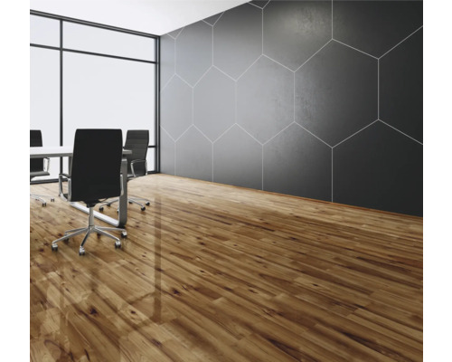 Konferenzraum mit Holzboden, Besprechungstisch und Bürostühlen