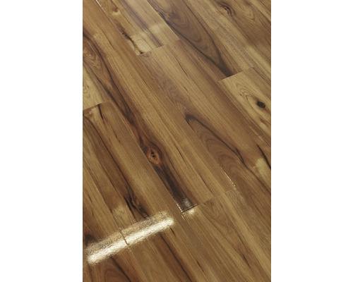 Nahaufnahme eines Laminatbodens in Holzoptik