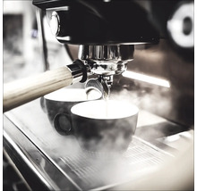 Espressomaschine füllt Tassen mit Kaffee
