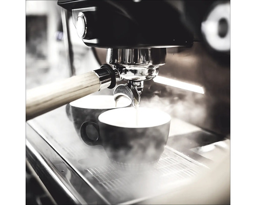 Espressomaschine füllt Tassen mit Kaffee